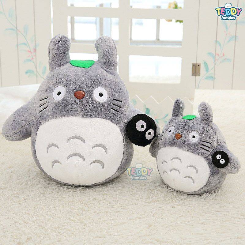 Totoro nhồi bông ôm bồ hóng sinh động